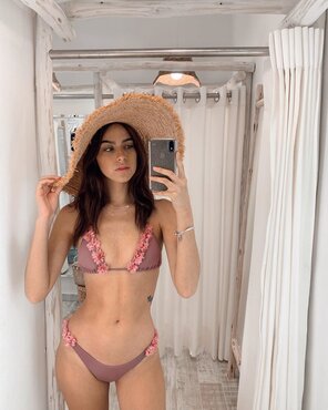 foto amadora Attractive girl in a bikini