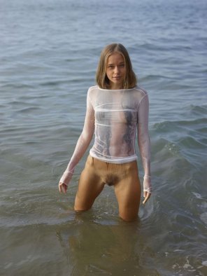 amateur pic Wet top in the sea.