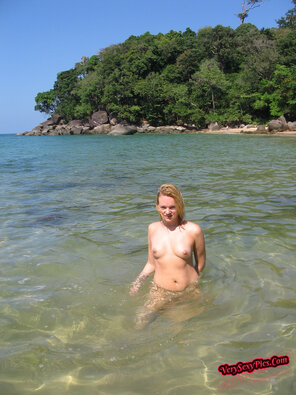 photo amateur Nude Amateur Photos - Danish Babe On The Beach19
