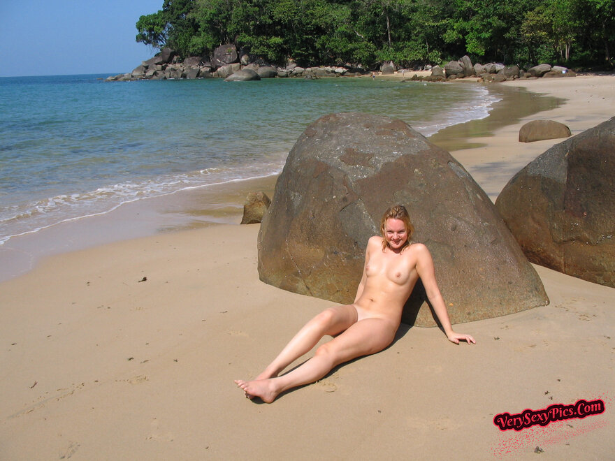 Nude Amateur Photos - Danish Babe On The Beach20