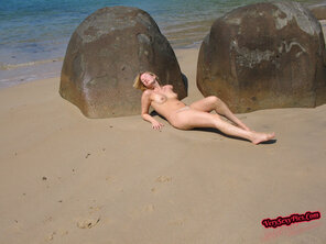 zdjęcie amatorskie Nude Amateur Photos - Danish Babe On The Beach25