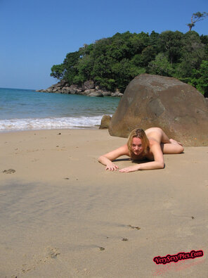 photo amateur Nude Amateur Photos - Danish Babe On The Beach27