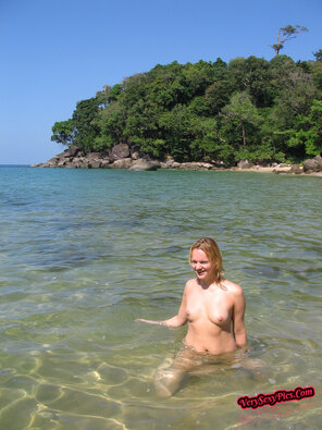 photo amateur Nude Amateur Photos - Danish Babe On The Beach31