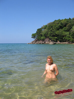 zdjęcie amatorskie Nude Amateur Photos - Danish Babe On The Beach56