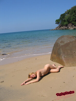 photo amateur Nude Amateur Photos - Danish Babe On The Beach72