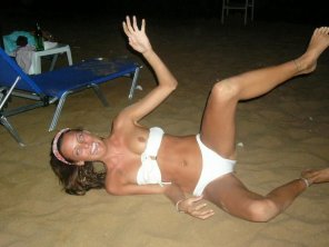 foto amadora Boob slip on the beach.