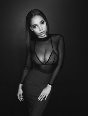 amateur-Foto Bursting out of dress, in black and white.