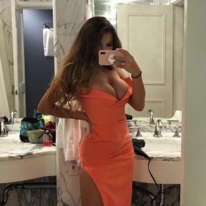 photo amateur That dress is doing the best it can