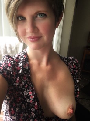 photo amateur Try to take a nice selfie - photobombed by a boob