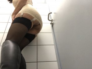amateur-Foto [f] Another pantyless Monday morning at the office