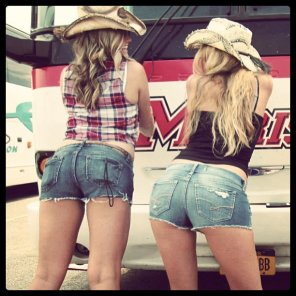 zdjęcie amatorskie Sisters in daisy dukes. Which one would you chose?