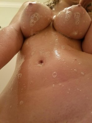 foto amatoriale Cleaning up after a long night of [f]un