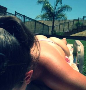 foto amatoriale Wife enjoying this warm weather in her thong bikini. Hope the neighbors don't mind.
