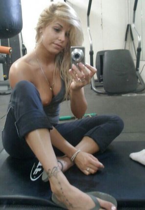 foto amadora I don't believe that she is really in the gym for a workout.