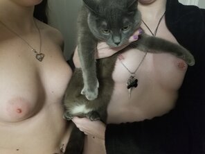 amateurfoto Fox [F22] and a Girlfriend [F18] - Titties and Kitty!