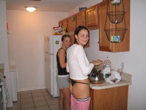 amateur-Foto In the kitchen with her pants down