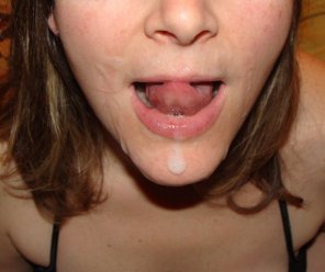 foto amateur Dripping on chin...