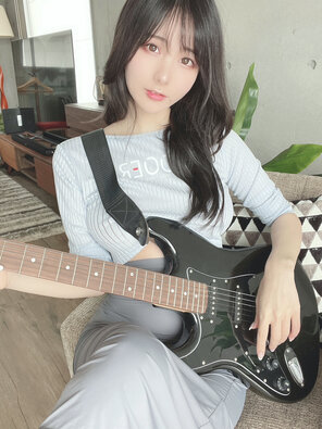 foto amatoriale けんけん (Kenken - snexxxxxxx) Sexy Guitar Girl (1)