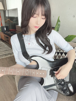 zdjęcie amatorskie けんけん (Kenken - snexxxxxxx) Sexy Guitar Girl (7)
