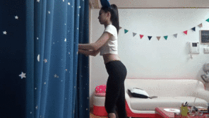 photo amateur Korean girl in yoga pants showing off her ass