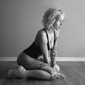 foto amadora Shoulder Sitting Physical fitness Black-and-white Leg 
