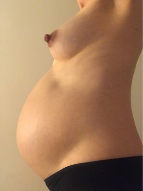 foto amateur Fairly tame, for the nip lovers - my wife at 33wks.