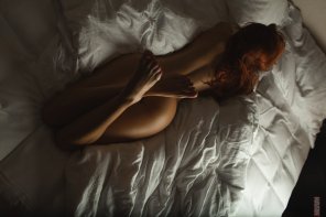 アマチュア写真 Redhead on a bed.