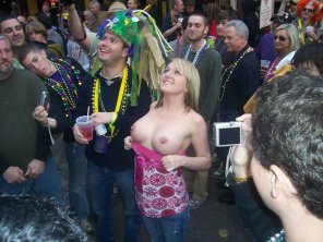 zdjęcie amatorskie Flashing at Mardi Gras