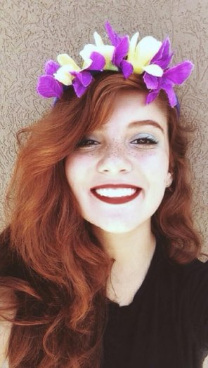 zdjęcie amatorskie Nice smile on a redhead