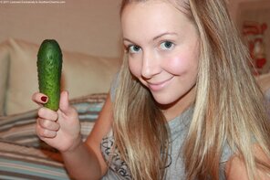 foto amatoriale Cute Angel (Anna) - Cucumber in the pussy and between tits