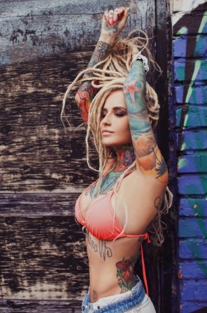 foto amateur White dreads and sexy tats