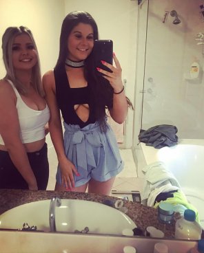 photo amateur A night out with Underboob on show