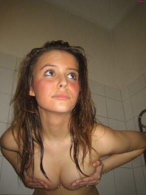 foto amadora Hand bra wet from the shower