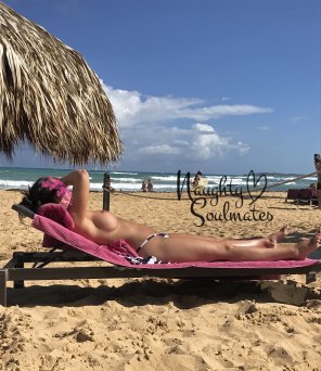 photo amateur Working on my tan :) [F]