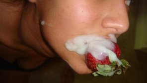 zdjęcie amatorskie She likes fruits with some cream