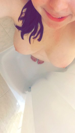 amateur pic Having a quick shower [f] [oc]
