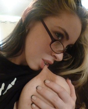 photo amateur Licking herself