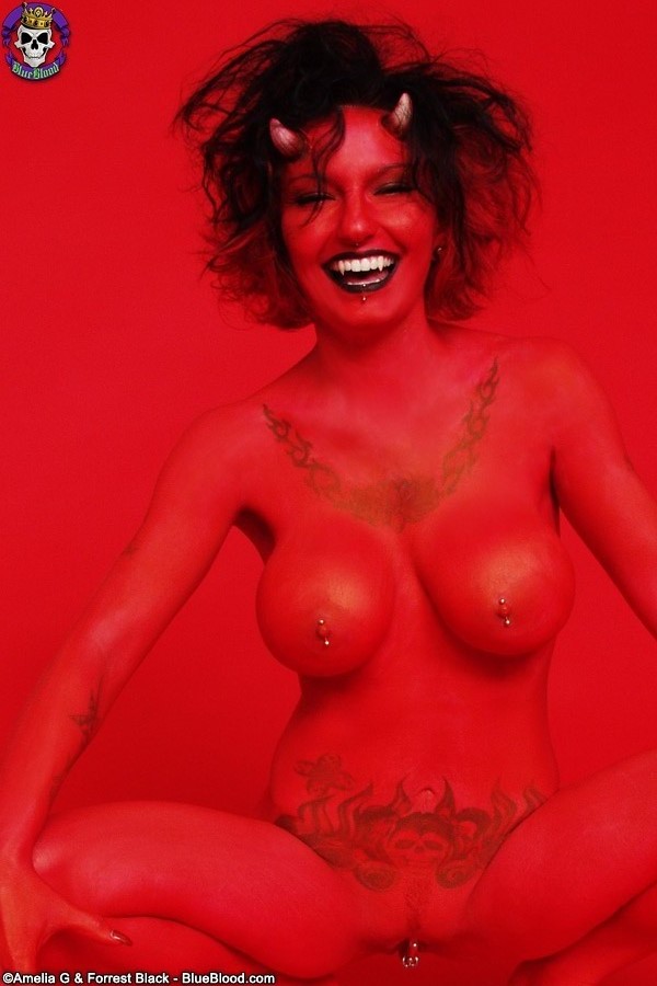 amateur photo barelyevil-nina-sin-12