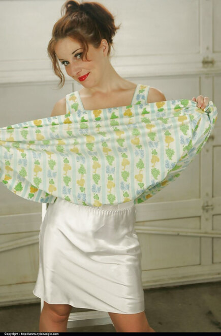 Sexy mature babe taking off her dress and showcasing her lingerie_0001