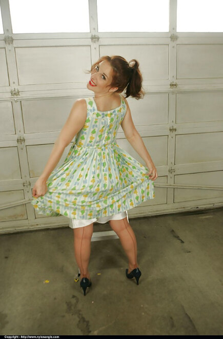 Sexy mature babe taking off her dress and showcasing her lingerie_0002