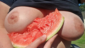 アマチュア写真 [OC][Image] 1 Organic watermelon and 2 organically grown tits on offer. Reasonable condition. Light use only. Great bargain. Owner desperate and ready