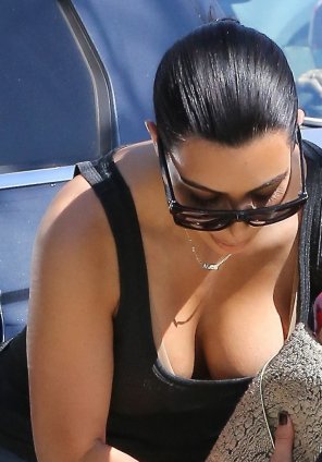 foto amatoriale Kim Kardashian downblouse