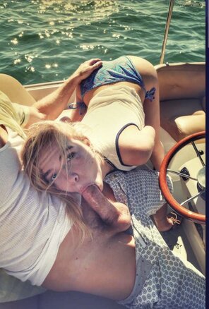 foto amatoriale BJs on a Boat