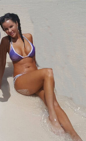 zdjęcie amatorskie Sarah Purple Tight Bikini 14