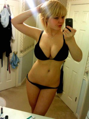 zdjęcie amatorskie Black bikini selfie