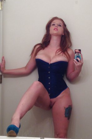 foto amateur Redhead in corset