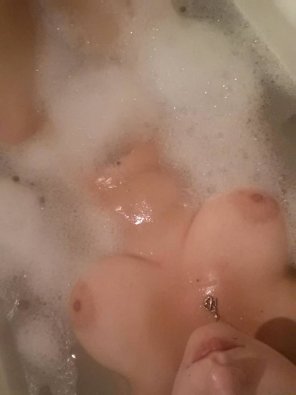 アマチュア写真 Just lounging in the tub. I don't suppose you'd want to get in and play with them, would you? Ladies are particularly welcome!