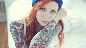 zdjęcie amatorskie Cute Redhead with blue eyes and sleeves. Decent Wallpaper [1920x1080]