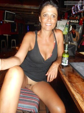 amateur-Foto woman flashes pussy in bar