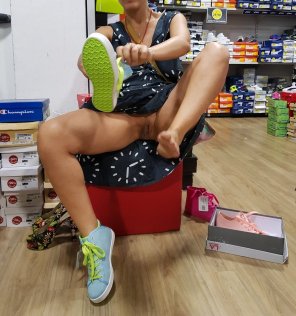 foto amadora Trying on new shoes